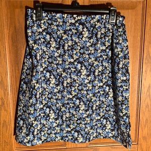 Dress barn spring skirt back has small elastic at waist